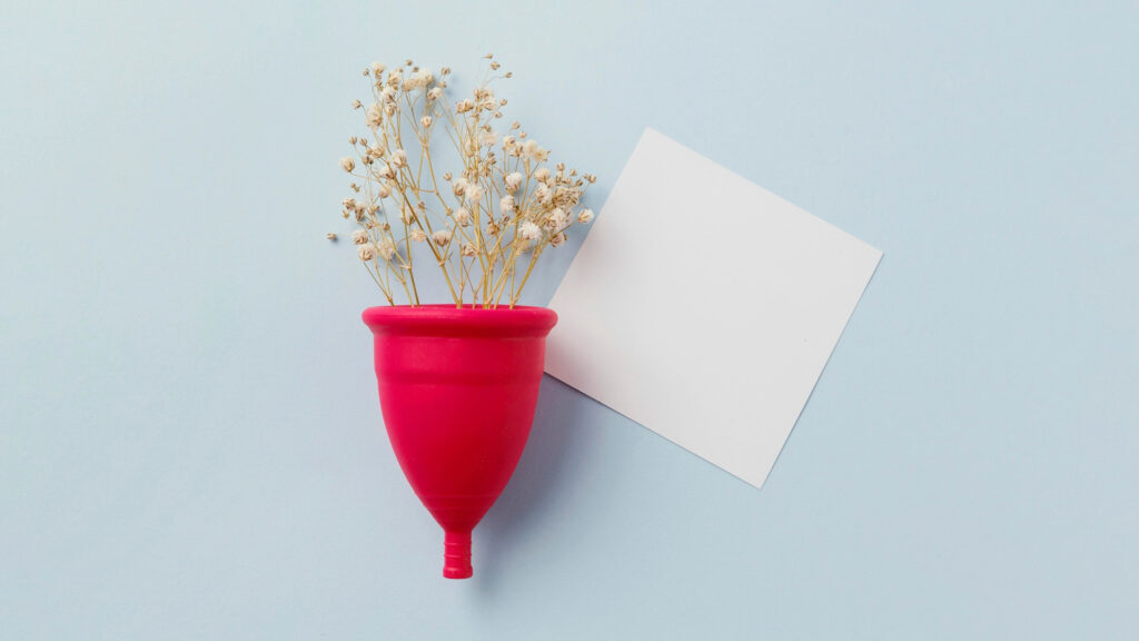 Cykl menstruacyjny a kondycja włosów: hormonalne zmiany w ciągu miesiąca